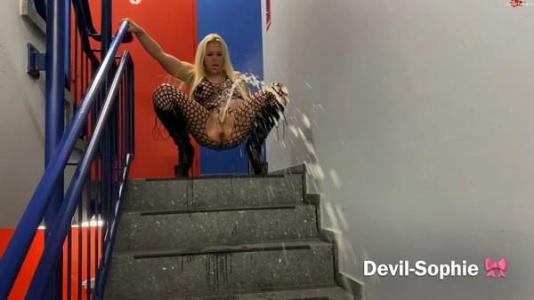 Devil Sophie - Tattooed lady pisses with a powerful stream of urine on the steps (1080p)