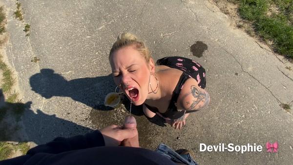 Devil Sophie - Yellow and horny The extreme piss cocktail! Can I get it all down [4K 2160p]