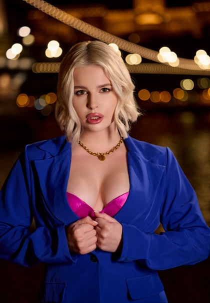 Eliz Benson - Blonde Bombshell Eliz Enjoys Some Late Night Anal Action FullHD 1080p/HD 720p