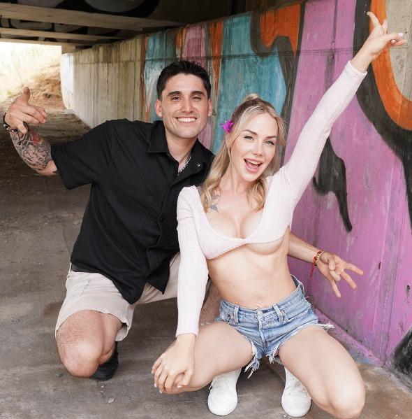 Angie Lynx - Angie Loves Public Anal 4K 2160p/FullHD 1080p