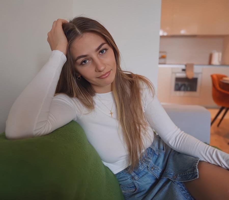 Elina Lizz - She Had a Fight With Her BF And Asked Me To Stay The Night FullHD 1080p
