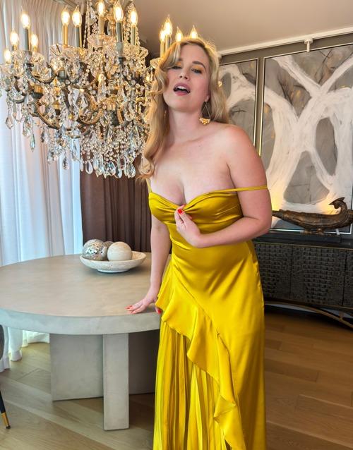 Odessa Bell - Ring The Bell,Once she's in the bedroom and the dress comes off, it's on as she gets her tight pussy fucked deep and filled with multiple creampies FullHD 1080p/HD 720p